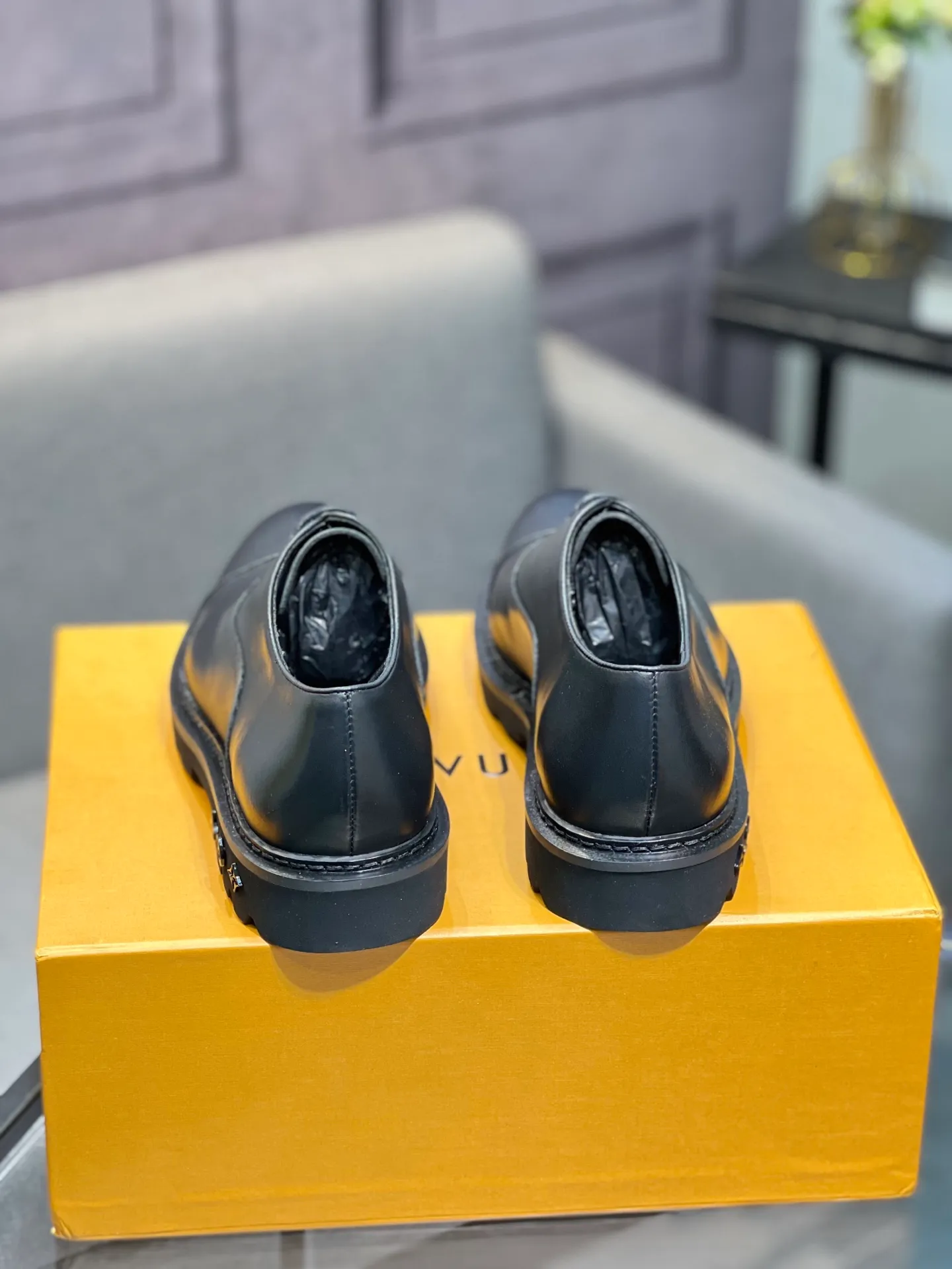 Men's shoes 💰820 [LV] - High-end quality - Upper: 🔝 tumbled cowhide, Nappa cowhide, brand logo sewn on shoe body - Lining: cowhide, foot pads; water-dyed cowhide - Outsole: TPR·rubber foam; two-color molded outsole -Super high quality control·Fine workmanship: highlighted (high-end·luxury·grade) -Size: 39-44 (38 45 can be customized)